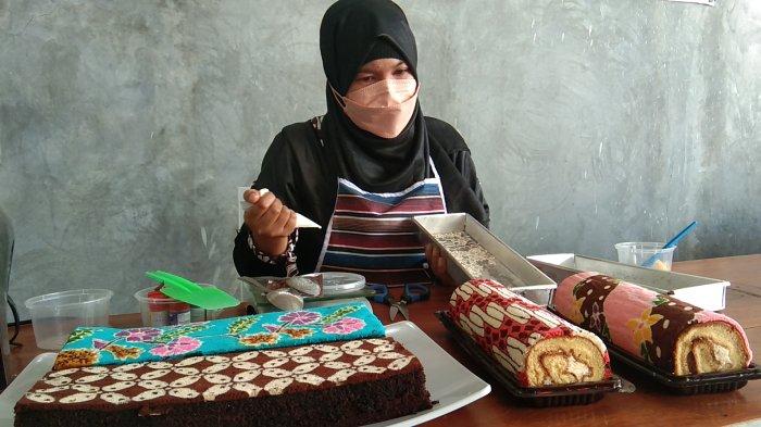 Kiki Hapsari saat mempraktikan cara membuat brownies bermotif batik di Desa Kurung, Kecamatan Ceper, Kabupaten Klaten, Jumat (1/10/2025).