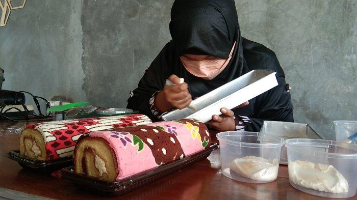 Kiki Hapsari saat mempraktikan cara membuat brownies bermotif batik di Desa Kurung, Kecamatan Ceper, Kabupaten Klaten, Jumat (1/10/2025).